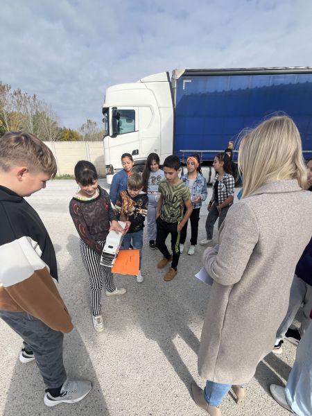 Hejőkeresztúri iskolásoknak mutattuk meg, hogy miről szól a fuvarozás galéria kép 1
